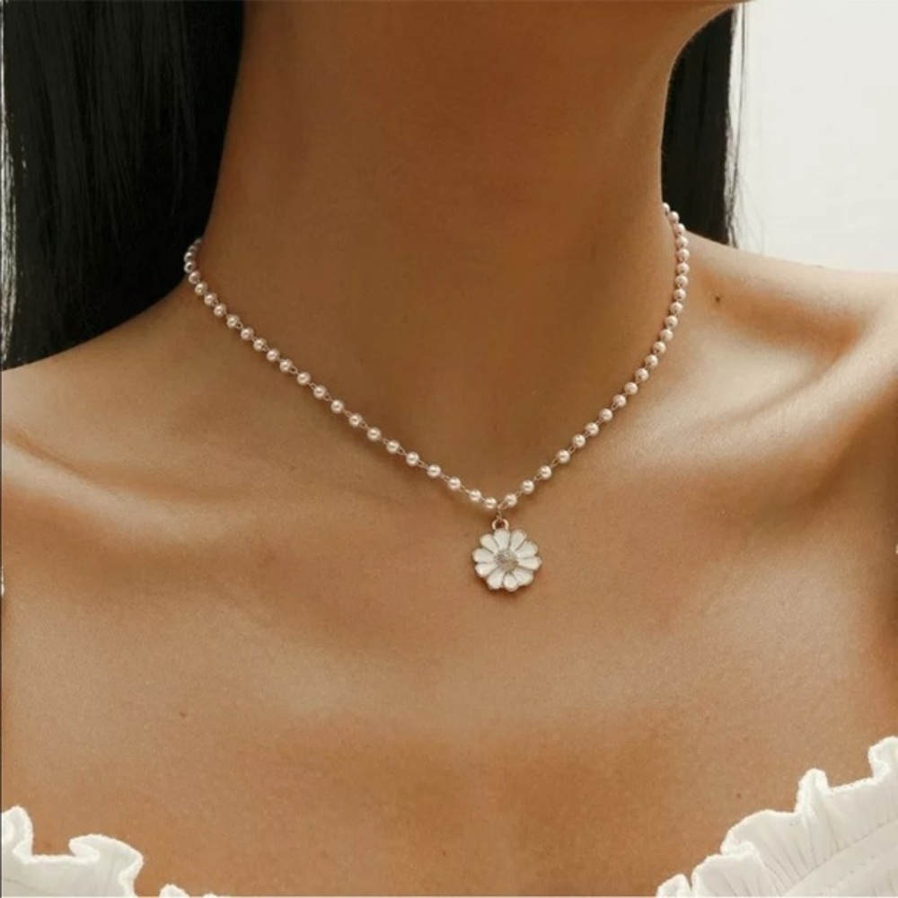 New Delicate Pearl Necklace With Daisy Pendant